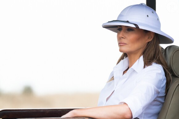 La First Lady Melania Trump en visite au parc national de Nairoi au Kenya, le 5 octobre 2018. Elle porte un casque colonial.