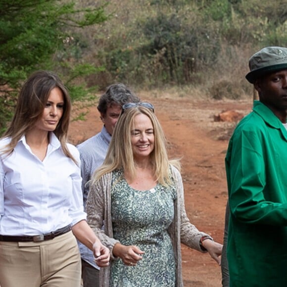 La First Lady Melania Trump en visite au parc national de Nairoi au Kenya, le 5 octobre 2018. Elle porte un casque colonial.