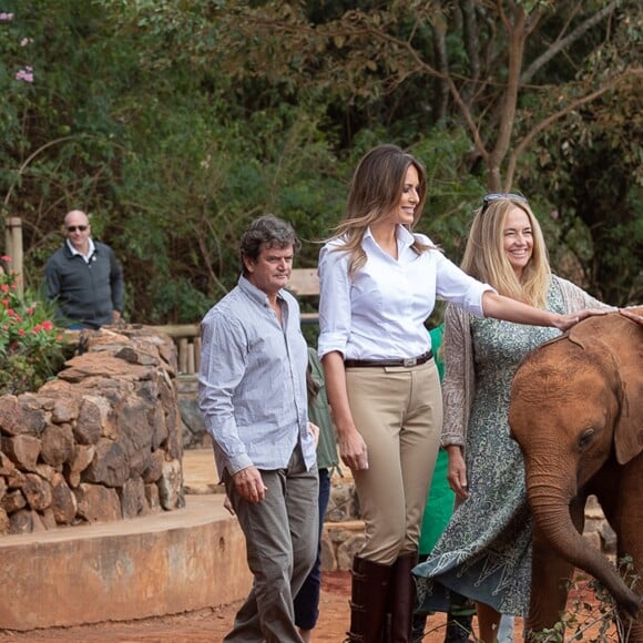 La First Lady Melania Trump en visite au parc national de Nairoi au Kenya, le 5 octobre 2018. Elle porte un casque colonial.