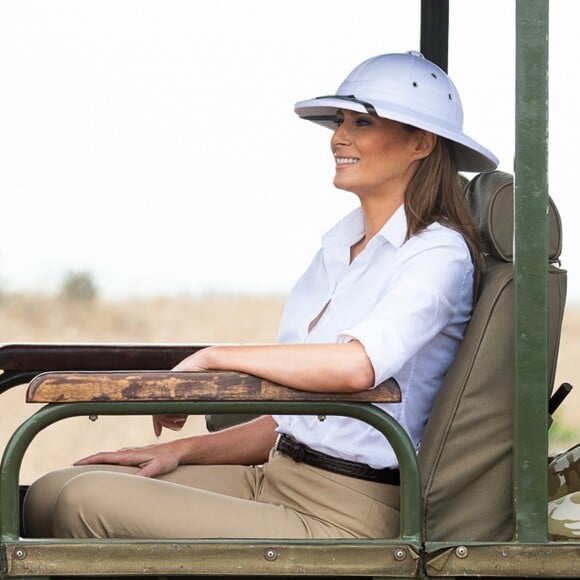 La First Lady Melania Trump en visite au parc national de Nairoi au Kenya, le 5 octobre 2018. Elle porte un casque colonial.