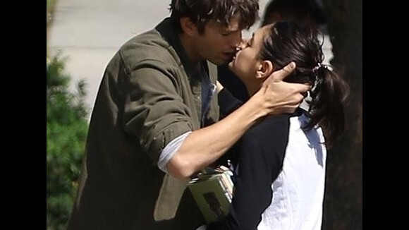 Ashton Kutcher et Mila Kunis, fous d'amour, s'embrassent fougueusement