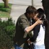 Exclusif - Ashton Kutcher et sa femme Mila Kunis s'embrassent tendrement après 6 ans de vie commune à Los Angeles le 5 octobre 2018.