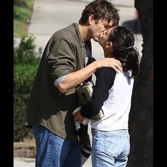 Exclusif - Ashton Kutcher et sa femme Mila Kunis s'embrassent tendrement après 6 ans de vie commune à Los Angeles le 5 octobre 2018.