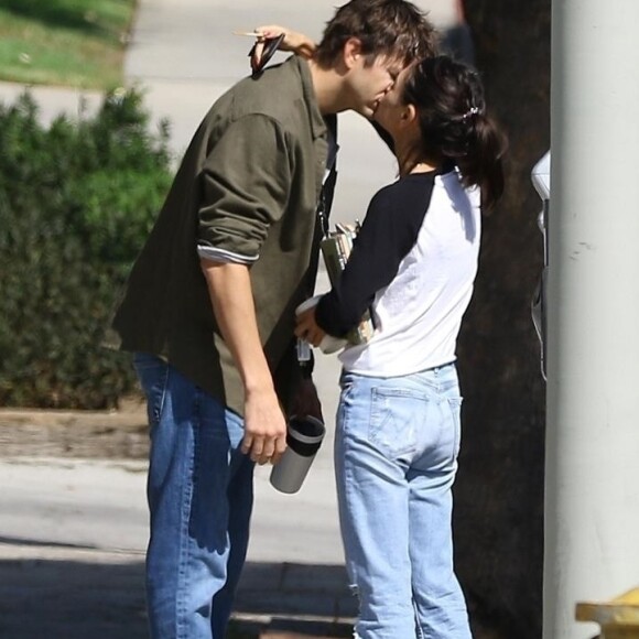 Exclusif - Ashton Kutcher et sa femme Mila Kunis s'embrassent tendrement après 6 ans de vie commune à Los Angeles le 5 octobre 2018.