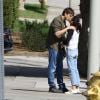 Exclusif - Ashton Kutcher et sa femme Mila Kunis s'embrassent tendrement après 6 ans de vie commune à Los Angeles le 5 octobre 2018.
