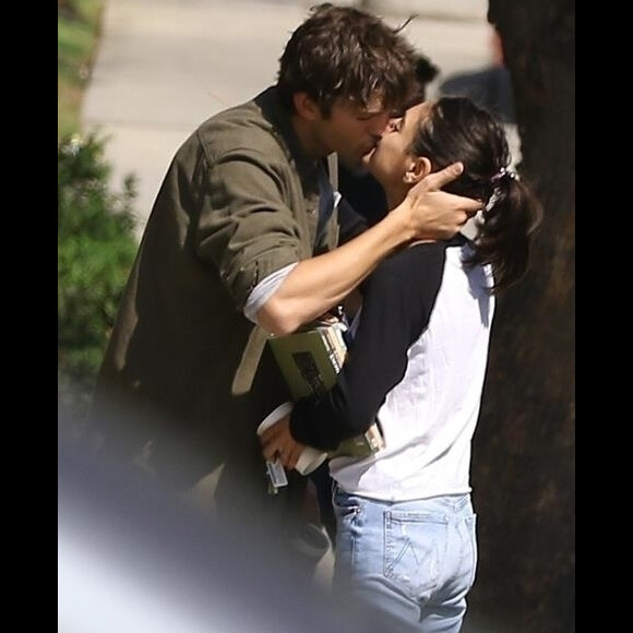 Exclusif - Ashton Kutcher et sa femme Mila Kunis s'embrassent tendrement après 6 ans de vie commune à Los Angeles le 5 octobre 2018.