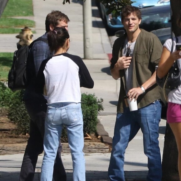 Exclusif - Ashton Kutcher et sa femme Mila Kunis s'embrassent tendrement après 6 ans de vie commune à Los Angeles le 5 octobre 2018.