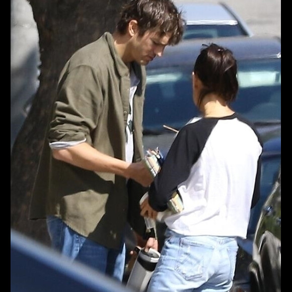 Exclusif - Ashton Kutcher et sa femme Mila Kunis s'embrassent tendrement après 6 ans de vie commune à Los Angeles le 5 octobre 2018.