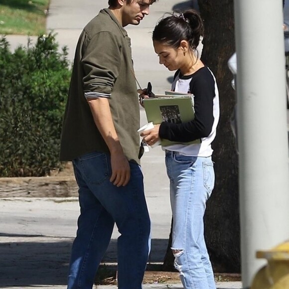 Exclusif - Ashton Kutcher et sa femme Mila Kunis s'embrassent tendrement après 6 ans de vie commune à Los Angeles le 5 octobre 2018.