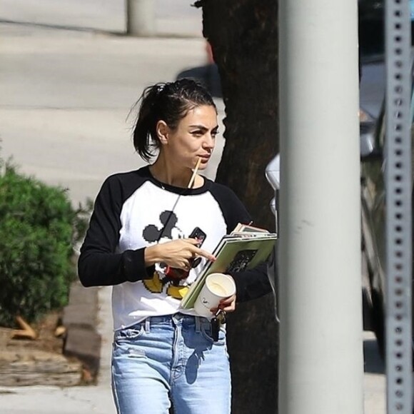 Exclusif - Ashton Kutcher et sa femme Mila Kunis s'embrassent tendrement après 6 ans de vie commune à Los Angeles le 5 octobre 2018.