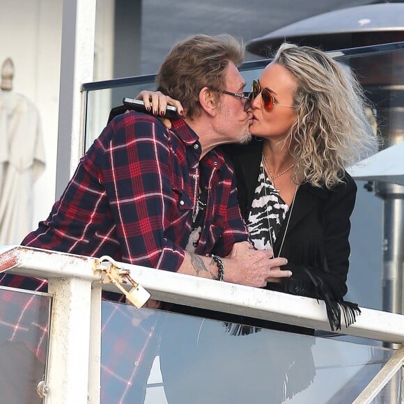 Johnny et Laeticia Hallyday - Johnny Hallyday va dejeuner en famille dans le restaurant de fruits de mer "Gladstone's" a Pacific Palisades le 19 janvier 2014.