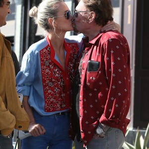 Johnny Hallyday avec sa femme Laeticia, leurs filles Jade et Joy, Marie Poniatowski avec son mari Pierre Rambaldi et leur fille Tess, à Santa Monica, le 1er avril 2017.