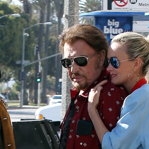 Johnny Hallyday avec sa femme Laeticia, leurs filles Jade et Joy, Marie Poniatowski avec son mari Pierre Rambaldi et leur fille Tess, à Santa Monica, le 1er avril 2017.