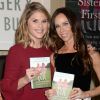 Jenna et Barbara Bush, jumelles de l'ancien président George W. Bush, présentent leur livre "Sisters First: Stories from Our Wild and Wonderful Life" chez Barnes & Nobel à New York le 25 octobre 2017.