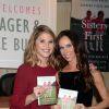 Jenna et Barbara Bush, jumelles de l'ancien président George W. Bush, présentent leur livre "Sisters First: Stories from Our Wild and Wonderful Life" chez Barnes & Nobel à New York le 25 octobre 2017.