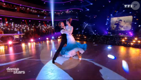 Iris Mittenaere et Anthony Colette sur un Foxtrot - Extrait de Danse avec les stars 9 diffusé samedi 13 octobre 2018 - TF1