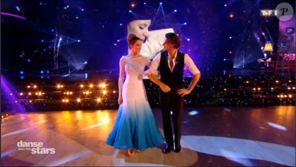 Iris Mittenaere et Anthony Colette sur un Foxtrot - Extrait de Danse avec les stars 9 diffusé samedi 13 octobre 2018 - TF1