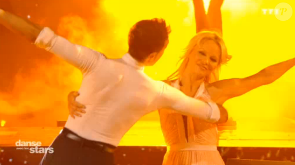 Pamela Anderson et Maxime Dereymez sur une Valse - Danse avec les stars 9 - TF1