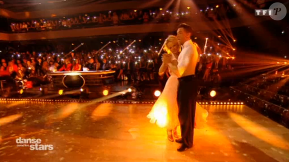 Pamela Anderson et Maxime Dereymez sur une Valse - Danse avec les stars 9 - TF1