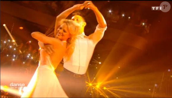 Pamela Anderson et Maxime Dereymez sur une Valse - Danse avec les stars 9 - TF1