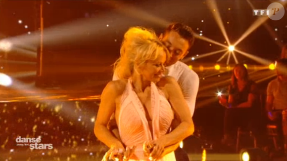 Pamela Anderson et Maxime Dereymez sur une Valse - Danse avec les stars 9 - TF1
