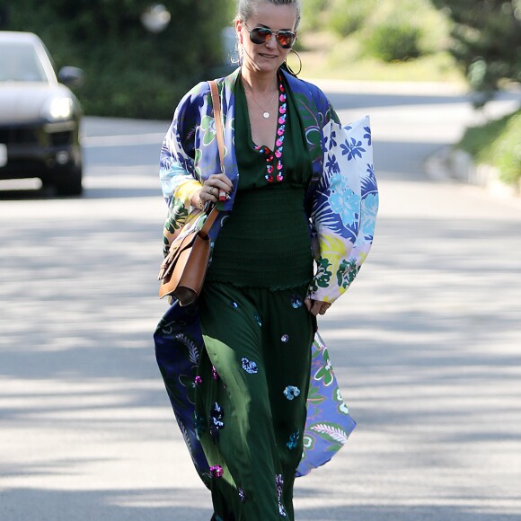 Semi-exclusif - Laeticia Hallyday et son amie Christina vont rejoindre des amies dans une villa avant d'aller dejeuner à Beverly Hills le 20 juin 2018.