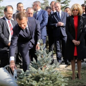 Le Président de la République française Emmanuel Macron et sa femme la Première Dame, Brigitte Macron plante un arbre en mémoire des victimes du génocide au mémorial du génocide arménien Tsitsernakaberd à Erevan, Arménie, le 11 octobre 2018, dans le cadre du 17ème sommet de l'Organisation internationale de la Francophonie.