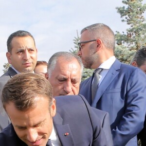 Le Président de la République française Emmanuel Macron et sa femme la Première Dame, Brigitte Macron plante un arbre en mémoire des victimes du génocide au mémorial du génocide arménien Tsitsernakaberd à Erevan, Arménie, le 11 octobre 2018, dans le cadre du 17ème sommet de l'Organisation internationale de la Francophonie.