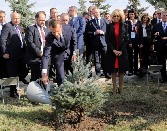 Le Président de la République française Emmanuel Macron et sa femme la Première Dame, Brigitte Macron plante un arbre en mémoire des victimes du génocide au mémorial du génocide arménien Tsitsernakaberd à Erevan, Arménie, le 11 octobre 2018, dans le cadre du 17ème sommet de l'Organisation internationale de la Francophonie.