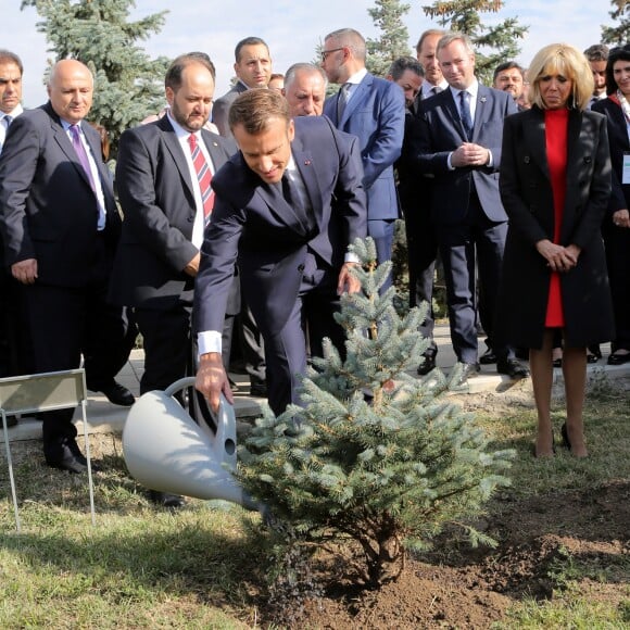 Le Président de la République française Emmanuel Macron et sa femme la Première Dame, Brigitte Macron plante un arbre en mémoire des victimes du génocide au mémorial du génocide arménien Tsitsernakaberd à Erevan, Arménie, le 11 octobre 2018, dans le cadre du 17ème sommet de l'Organisation internationale de la Francophonie.