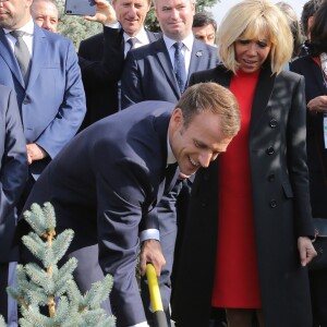 Le Président de la République française Emmanuel Macron et sa femme la Première Dame, Brigitte Macron plante un arbre en mémoire des victimes du génocide au mémorial du génocide arménien Tsitsernakaberd à Erevan, Arménie, le 11 octobre 2018, dans le cadre du 17ème sommet de l'Organisation internationale de la Francophonie.