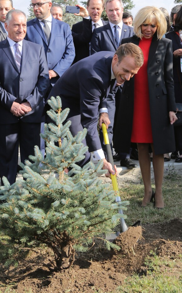 Le Président de la République française Emmanuel Macron et sa femme la Première Dame, Brigitte Macron plante un arbre en mémoire des victimes du génocide au mémorial du génocide arménien Tsitsernakaberd à Erevan, Arménie, le 11 octobre 2018, dans le cadre du 17ème sommet de l'Organisation internationale de la Francophonie.
