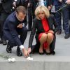 Le Président de la République française Emmanuel Macron et sa femme la Première Dame, Brigitte Macron lors d'une cérémonie de dépôt d'oeillets à la flamme éternelle du mémorial du génocide arménien Tsitsernakaberd à Erevan, Arménie, le 11 octobre 2018, dans le cadre du 17ème sommet de l'Organisation internationale de la Francophonie.
