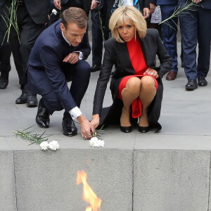 Le Président de la République française Emmanuel Macron et sa femme la Première Dame, Brigitte Macron lors d'une cérémonie de dépôt d'oeillets à la flamme éternelle du mémorial du génocide arménien Tsitsernakaberd à Erevan, Arménie, le 11 octobre 2018, dans le cadre du 17ème sommet de l'Organisation internationale de la Francophonie.