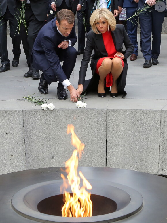 Le Président de la République française Emmanuel Macron et sa femme la Première Dame, Brigitte Macron lors d'une cérémonie de dépôt d'oeillets à la flamme éternelle du mémorial du génocide arménien Tsitsernakaberd à Erevan, Arménie, le 11 octobre 2018, dans le cadre du 17ème sommet de l'Organisation internationale de la Francophonie.