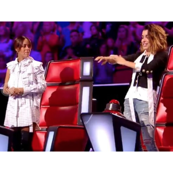 Amel Bent dans "The Voice Kids 5" sur TF1, octobre 2018. Ici avec Jenifer.