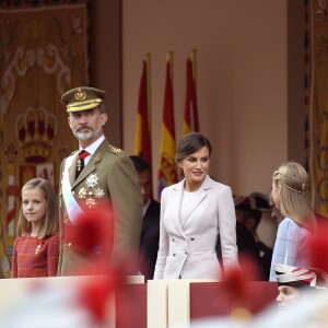 Le roi Felipe VI, la reine Letizia et leurs filles l'infante Sofia et la princesse Leonor - La famille royale d'Espagne assiste à la parade militaire le jour de la fête nationale espagnole à Madrid le 12 octobre 2018.