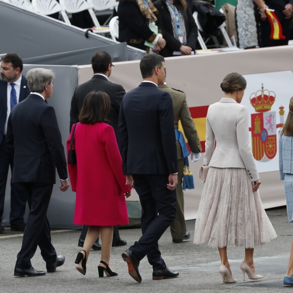 Le roi Felipe VI, la reine Letizia et leurs filles l'infante Sofia et la princesse Leonor - La famille royale d'Espagne assiste à la parade militaire le jour de la fête nationale espagnole à Madrid le 12 octobre 2018  Spanish Queen Letizia Ortiz and daughters Princess Leonor and Sofia de Borbon with Spains Prime Minister Pedro Sanchez , Spain's Defense Minister Margarita Robles and President of the Community of Madrid Angel Garrido attending a military parade during the known as Dia de la Hispanidad, Spain's National Day, in Madrid, on Friday 12nd October, 201812/10/2018 - Madrid