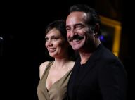 Jean Dujardin moustachu et tout sourire au bras de sa chérie Nathalie Péchalat