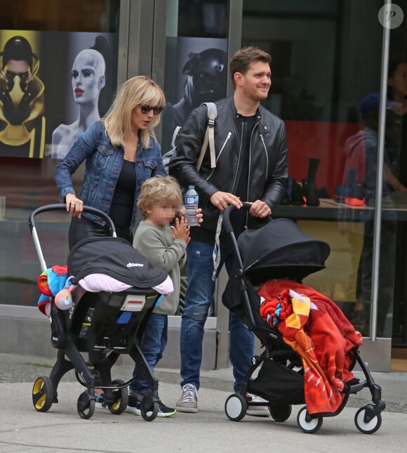Exclusif - Michael Buble se balade avec ses enfants Noah, Elias, son nouveau-né Vida et sa femme Luisana dans les rues de Vancouver au Canada, le 11 septembre 2018.