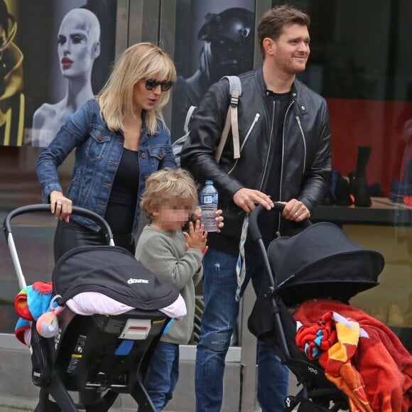 Exclusif - Michael Buble se balade avec ses enfants Noah, Elias, son nouveau-né Vida et sa femme Luisana dans les rues de Vancouver au Canada, le 11 septembre 2018.