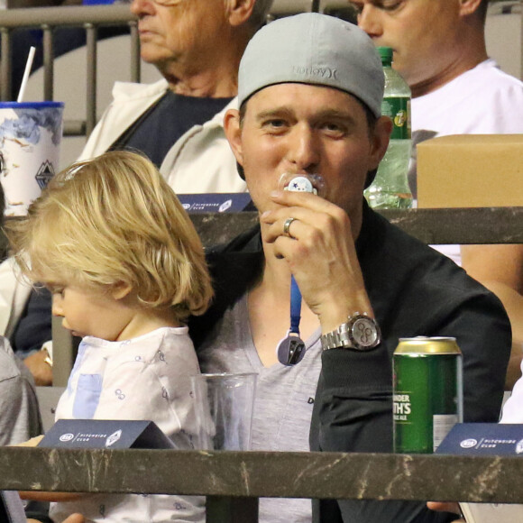 Exclusif - Michael Bublé est allé voir un match de football de l'équipe des Whitecaps avec son fils Noah à Vancouver. Le 26 août 2015 © CPA / Bestimage