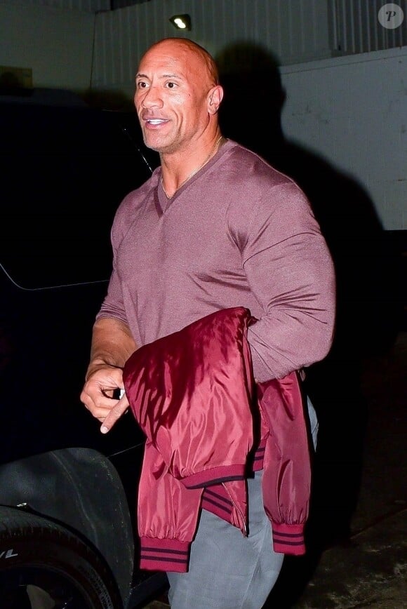 Exclusif - Dwayne Johnson - 'The Rock' dîne avec sa mère et sa femme au restaurant Mastro's Steakhouse à Beverly Hills, Los Angeles le 2 janvier 2020. Dwayne 'The Rock' Johnson has dinner with his mother Ata Johnson and wife Lauren Hashian at Mastro's Steakhouse in Beverly Hills, Los Angeles . The leading actor tips the doorman and valet as he greets a few fans on his way out.02/01/2020 - Beverly Hills