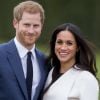 Le prince Harry et Meghan Markle posent à Kensington palace après l'annonce de leur mariage au printemps 2018 à Londres le 27 novembre 2017.