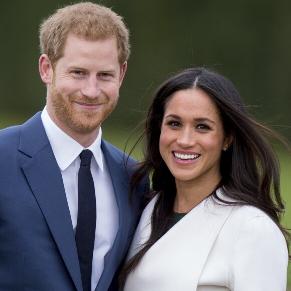 Le prince Harry et Meghan Markle posent à Kensington palace après l'annonce de leur mariage au printemps 2018 à Londres le 27 novembre 2017.