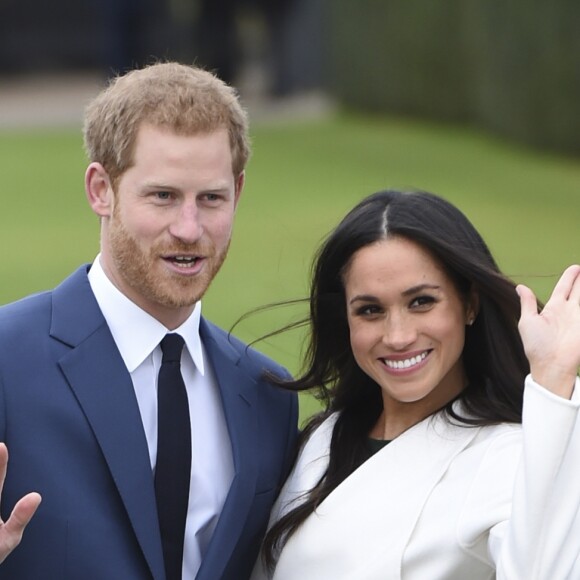 Le prince Harry et Meghan Markle posent à Kensington palace après l'annonce de leur mariage au printemps 2018 à Londres le 27 novembre 2017.