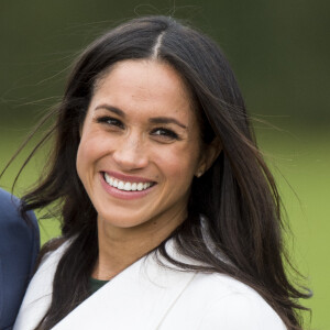 Le prince Harry et Meghan Markle posent à Kensington palace après l'annonce de leur mariage au printemps 2018 à Londres le 27 novembre 2017.