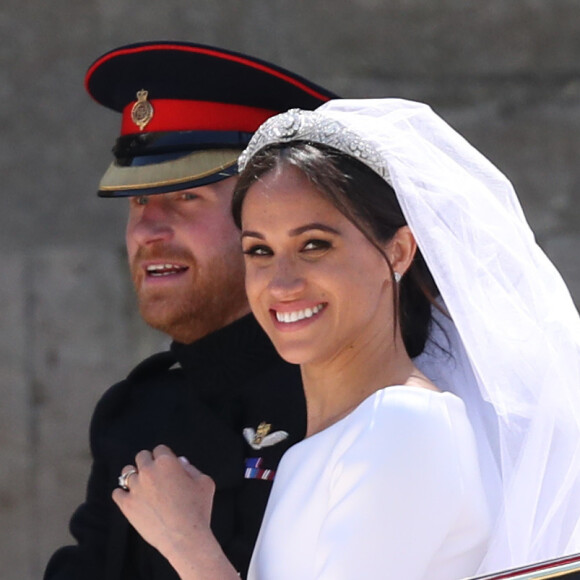 Le prince Harry, duc de Sussex, et Meghan Markle, duchesse de Sussex, en calèche à la sortie du château de Windsor après leur mariage le 19 mai 2018.