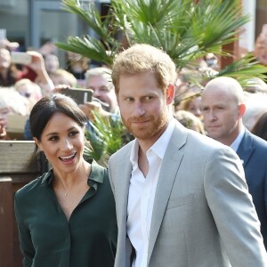 Le prince Harry et Meghan Markle sont accueillis par des enfants lors de leur visite au Brighton Pavilion à Brighton le 3 octobre 2018.