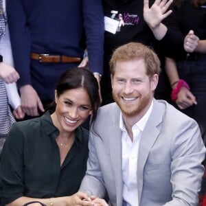 Le prince Harry, duc de Sussex, et Meghan Markle, duchesse de Sussex, rencontrent des membres du Joff, Peacehaven Youth Centre à PeaceHaven dans le Sussex le 3 octobre 2018.